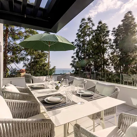 Luxury Penthouse With Panoramic Sea & Mountain Views Appartamento