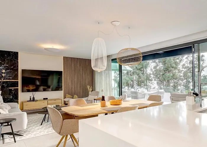 Luxury Penthouse With Panoramic Sea & Mountain Views شقة