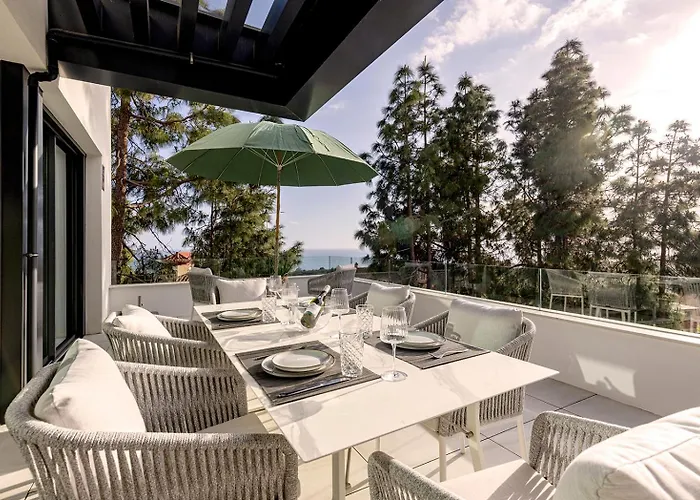 Luxury Penthouse With Panoramic Sea & Mountain Views شقة