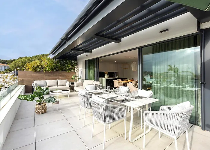 Luxury Penthouse With Panoramic Sea & Mountain Views شقة *